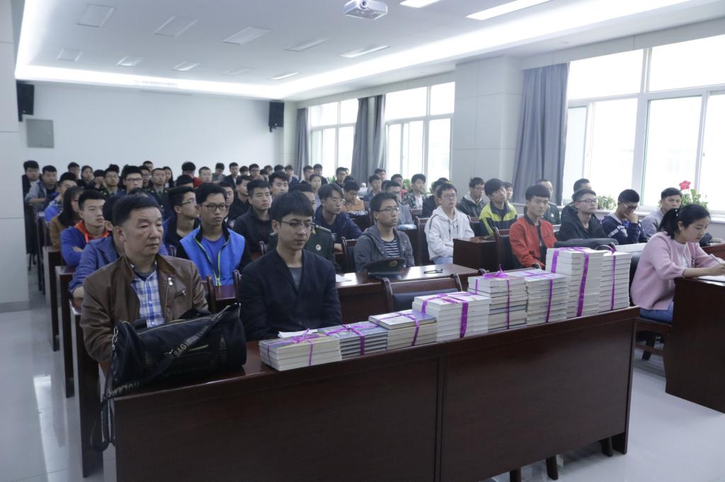同学正在认真观看“阳光精锐成长训练营”开训仪式